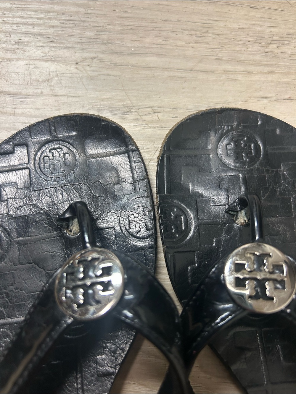 Tory Burch Thora Thong Sandals Black Strap Leather Size 9M Logo Flip Flops Beach - Picture 5 of 9
